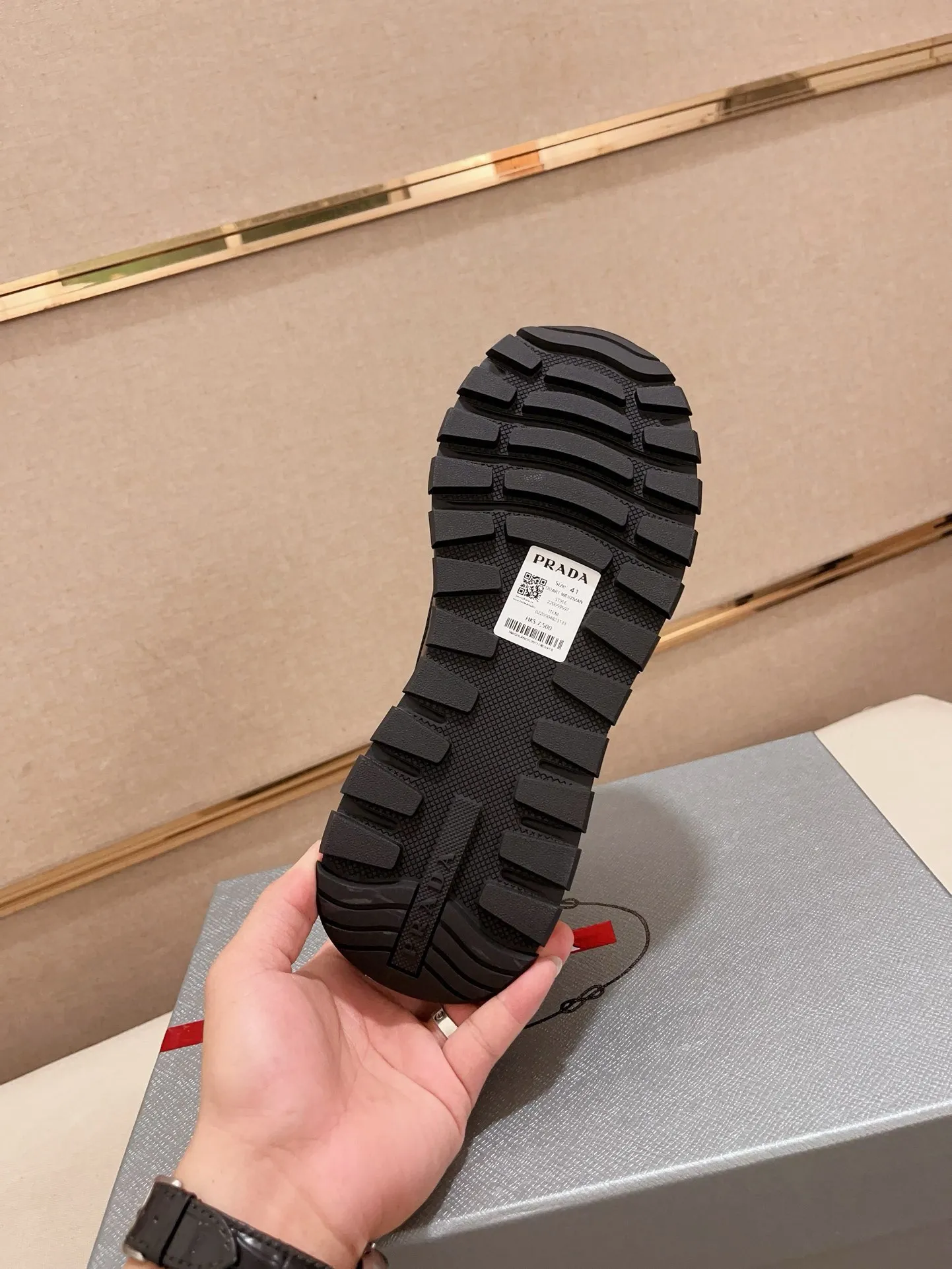 Men's Men's Shoes 💰 580💰 ✔️✔️✔️High-quality new PRADA (Prada) counters are launched simultaneously. The new men's shoes and 😘fabric are made of selected first-layer cowhide and technological glue-spraying technology. Lining: Full cowhide lining. 👍🏿High-end☄️Open-molded non-slip rubber outsole, exquisite lines, simple and elegant, comfortable and high-end for leisure travel. Code number: 38 to 44 (can be customized to 45, non-refundable!